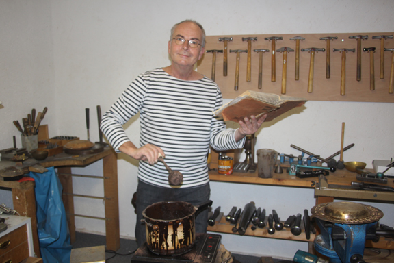 Goldschmiedemeister Egino Weinert kocht Kitt