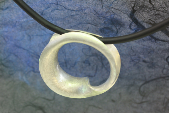 Durch antiklastisches Schmieden hergestellter Schmuck